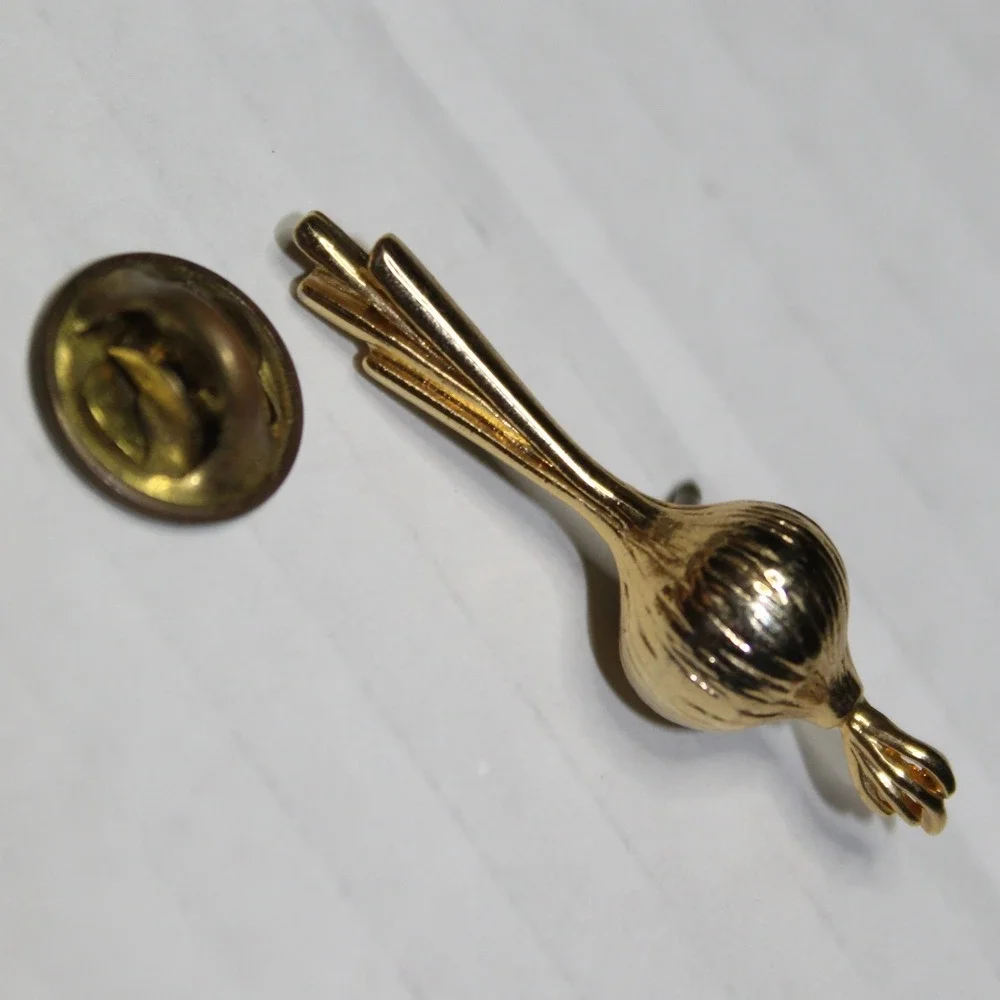 Small Lapel Pin Onion Scallion Food Vegetable Gold Tone Whimsical Novelty OS